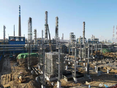 工厂建设工地实拍,旁边是炼油厂i