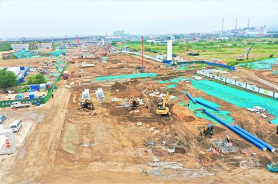 唐河路-安顺路打通工程施工现场:烈日迎“烤”,奋战工地保进度