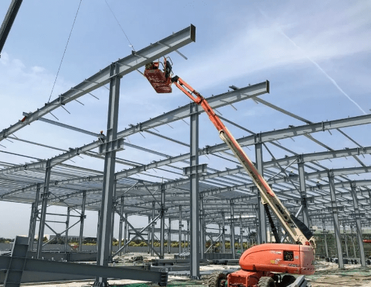 捷尔杰二期工厂建设主体厂房钢结构搭建已进入收尾阶段_高空作业